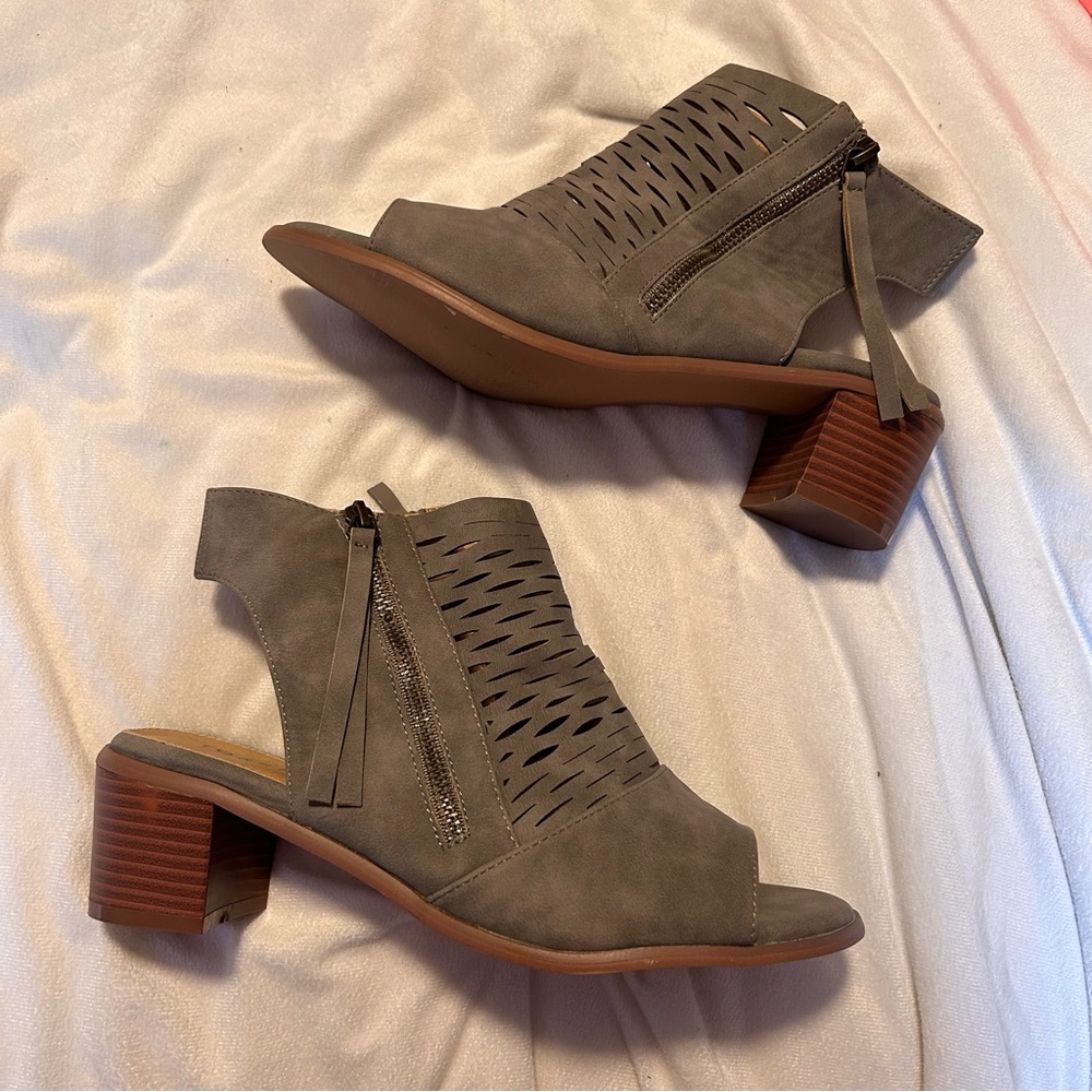 Torrid Gray Woven Block Heel Peep Toe Side Zip Sandal Sz 9.5 W Festival Boho
